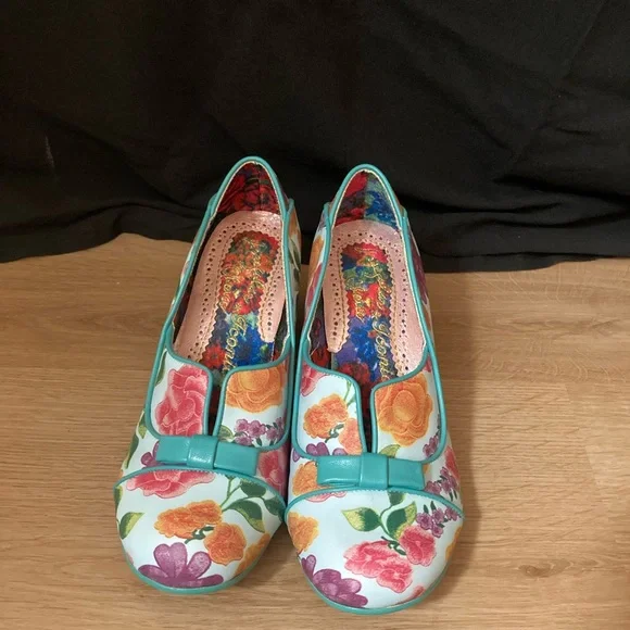 Floral Women's Shoes with Teal Accents - Picture 16 of 16